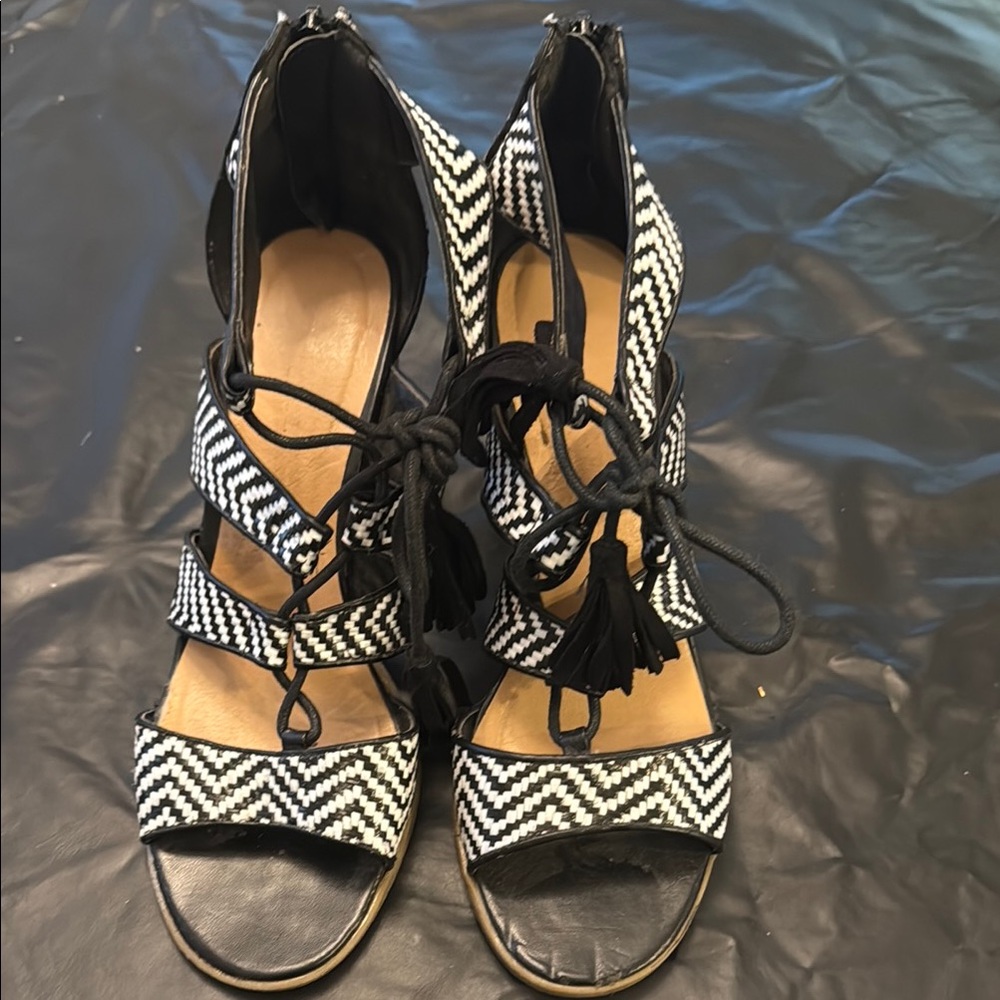 Indigo Rd Black and White Strappy Sandals size 8